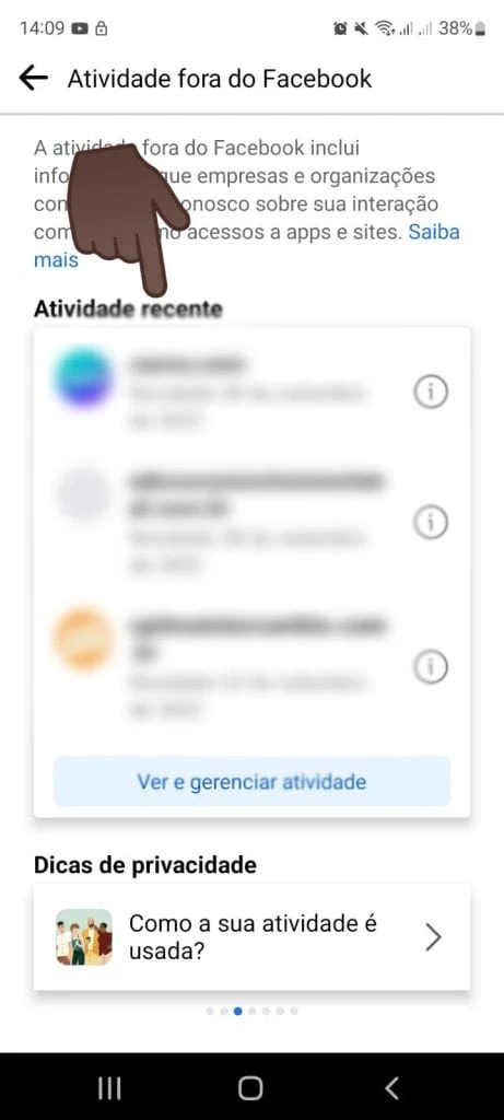 Como deixar de ser espionado pelo facebook na internet A imagem mostra o menu do aplicativo do facebook com seta indicando para "atividade recente"