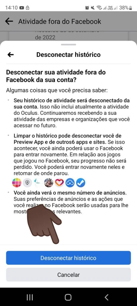 Como deixar de ser espionado pelo facebook na internet A imagem mostra o menu do aplicativo do facebook com seta indicando para clicar em “desconectar histórico”.