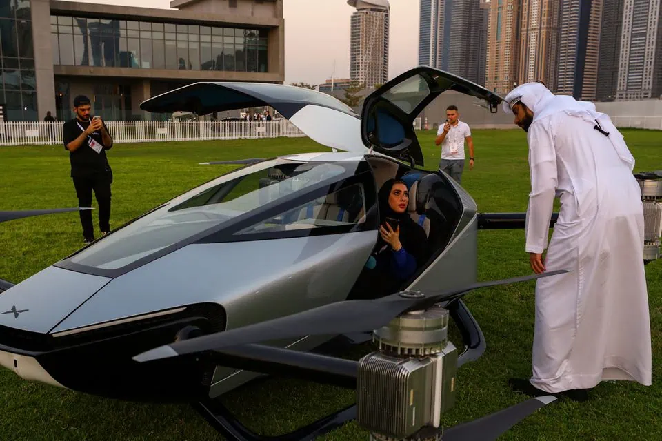 Novo carro voador decola (e pousa) em dubai Pessoas dentro e vendo o carro voador x2, da xpeng