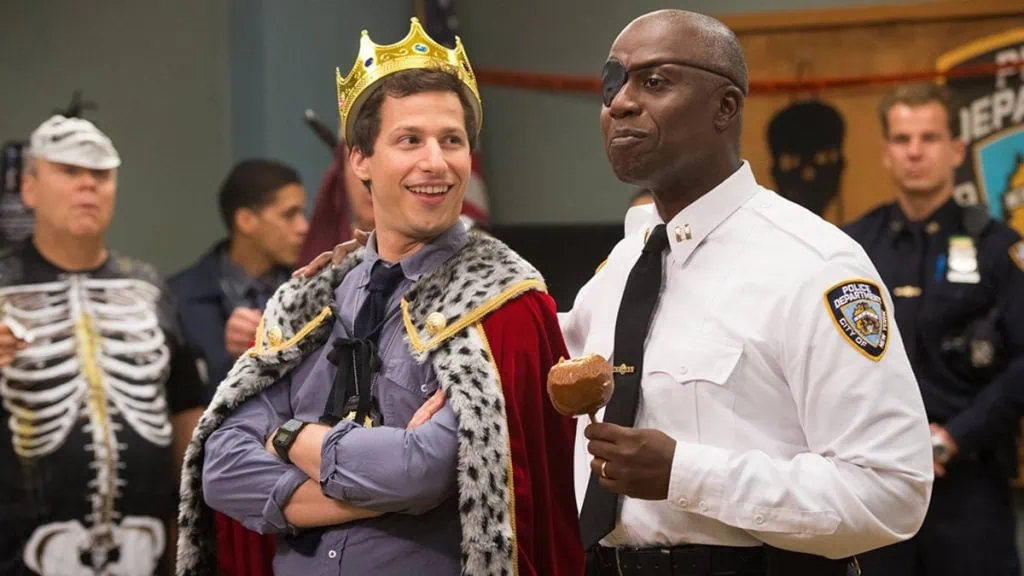 Oppdag opprinnelsen til de viktigste halloween-tradisjonene Brooklyn nine-ni halloween spesialepisode scene