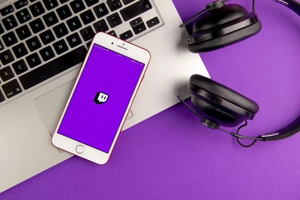 Como ganhar dinheiro na twitch fazendo streams? Como ganhar dinheiro na twitch fazendo streams?. Quer começar a fazer transmissões ao vivo e não sabe por onde começar? Te explicamos aqui as melhores formas de como ganhar dinheiro na twitch