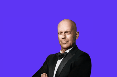 Imagem de bruce willis com aparência digital contra fundo roxo.