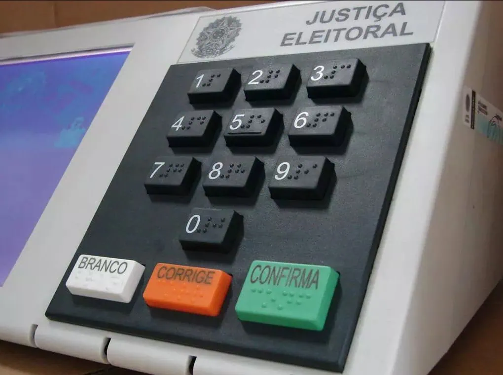 Teclado de urna eletrônica para denúncia de crimes e assédio eleitoral.
