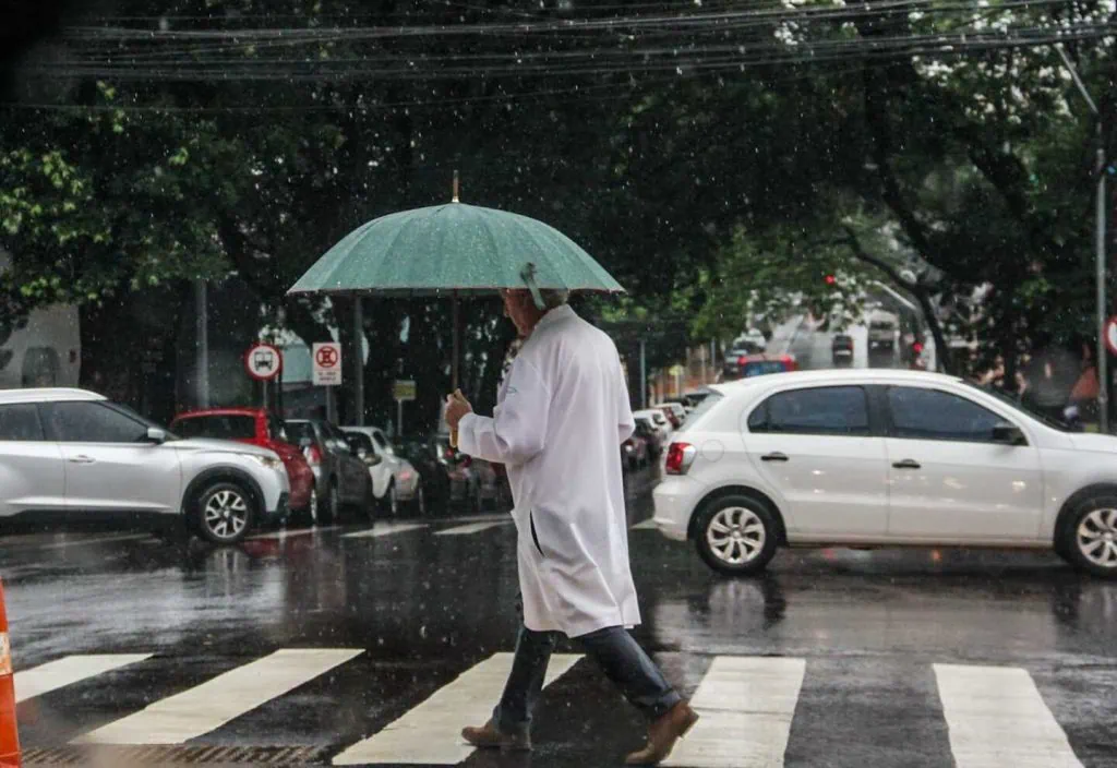 Sin precedentes: frente frío fuera de temporada podría traer nieve en el sur en noviembre Hombre frente a la lluvia helada en el sur de Brasil