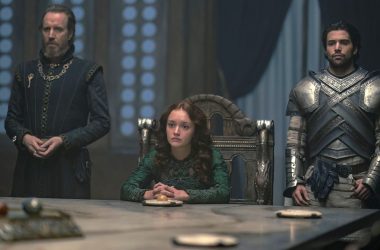 Otto hightower, alicent hightower e criston cole na mesa do conselho em a casa do dragão