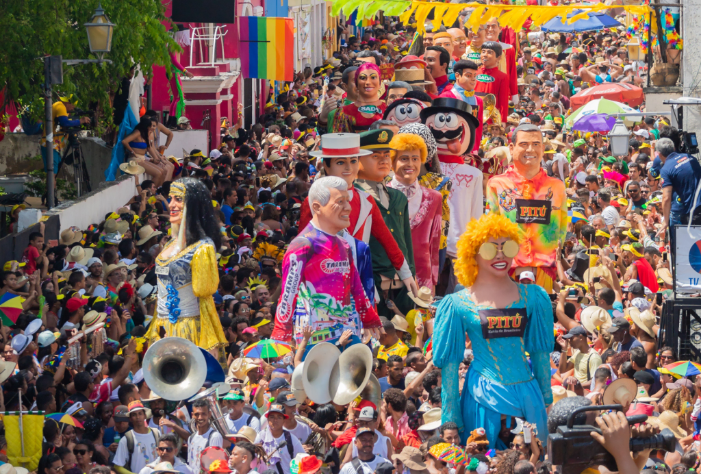Veja os 12 feriados de 2023 em dias úteis - e 2 no fim de semana Veja os 12 feriados de 2023 em dias úteis - e 2 no fim de semana. De todos os feriados de 2023, pelo menos 9 deles têm possibilidade de emendar e curtir aquele famoso feriado prolongado. Vem ver o calendário!