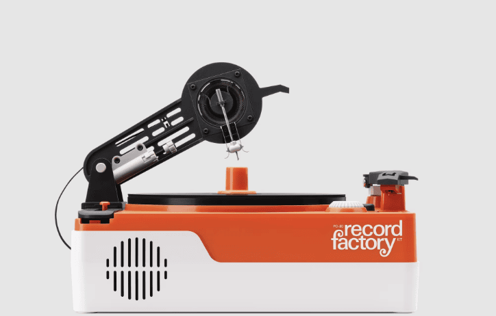 Po-80 é um gravador de discos de vinil portátil Po-80, fábrica de discos de vinil da teenage engineering