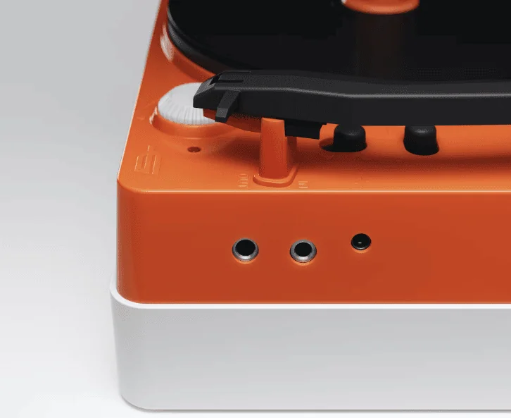 Po-80 é um gravador de discos de vinil portátil Conexões da po-80, fábrica de discos de vinil da teenage engineering