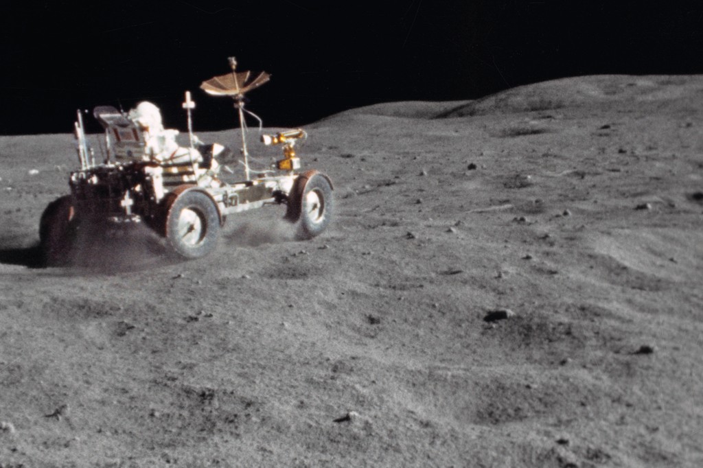 Moon Buggies: conheça os carros que já estiveram na Lua. Os Moon Buggies possibilitaram o sucesso das missões Apollo, facilitando a exploração lunar. Entenda como surgiram e como funcionavam!