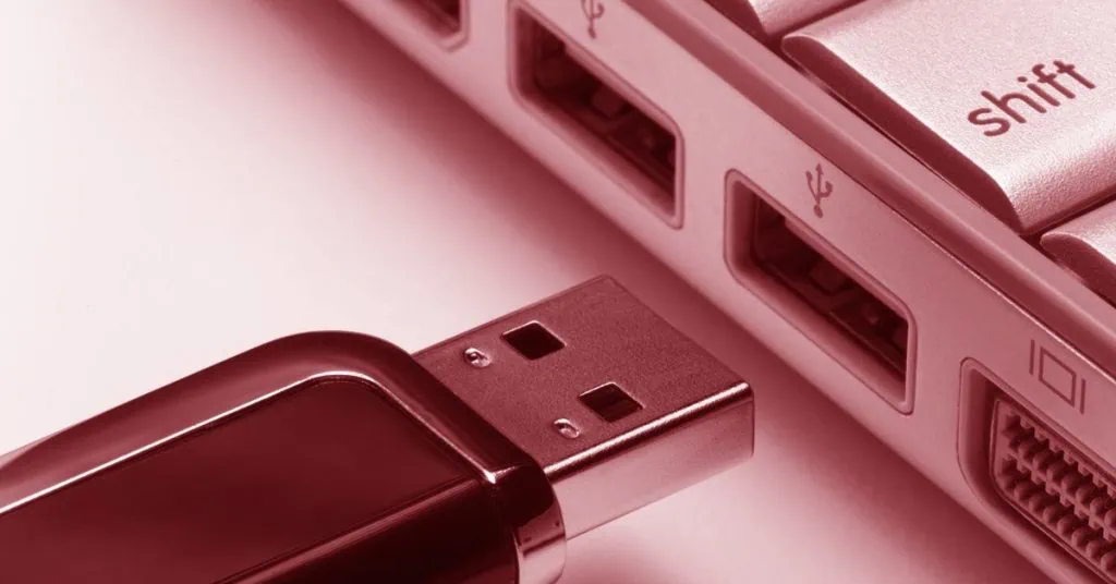 Un moderno connettore USB collegato a un computer portatile, che evidenzia la nuova nomenclatura non superveloce.