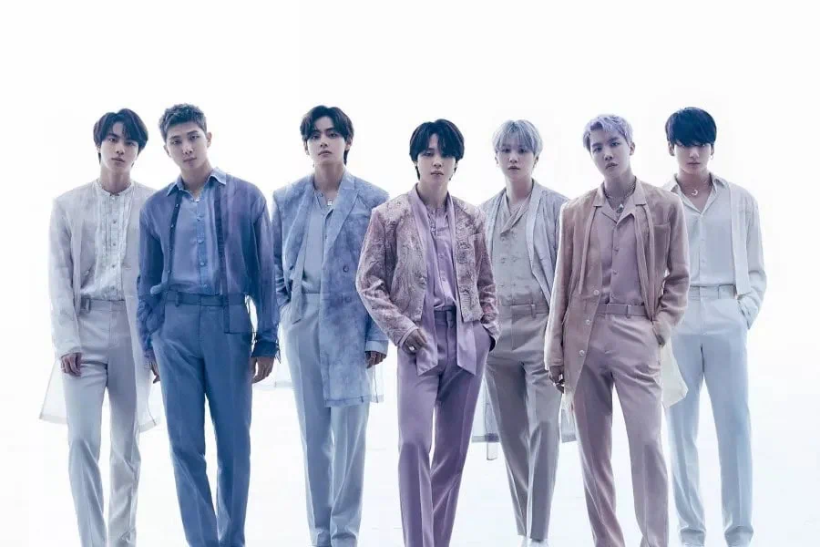 BTS-medlemmer på et offisielt bilde, som forbereder seg på et karriereavbrekk for å tjenestegjøre i hæren.