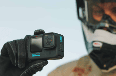 Motociclista usando gopro hero11 black