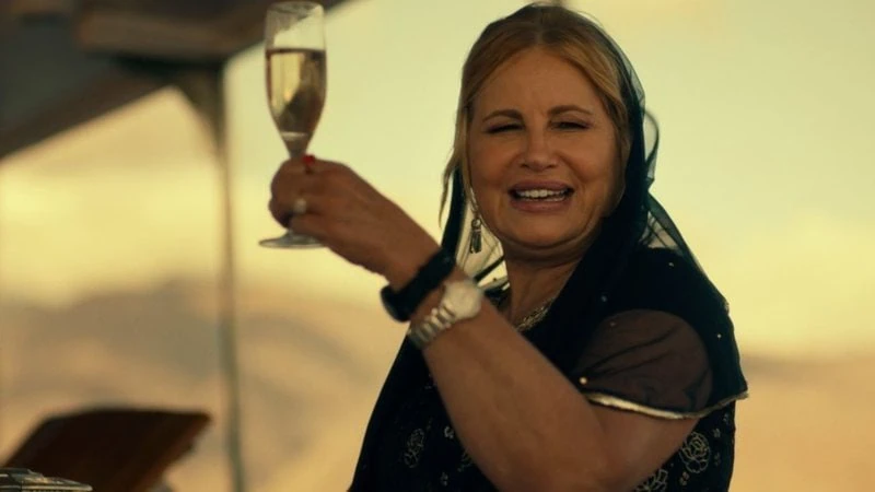 The white lotus: hbo max lança trailer oficial da segunda temporada Jennifer coolidge em cena de the white lotus