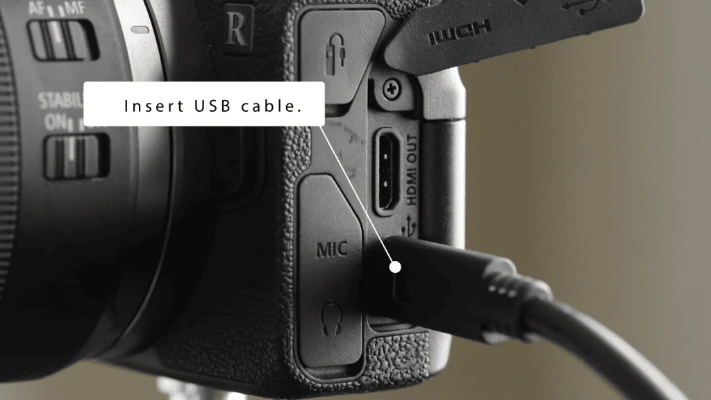 DSLR fotoğraf makineleri web kamerası olarak nasıl kullanılır? USB kablosunun kameraya bağlı olması.