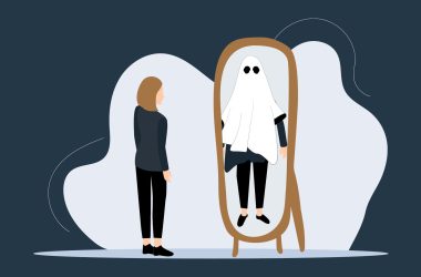 Imagem de uma mulher observando uma pessoa fantasiada de fantasma no espelho.
