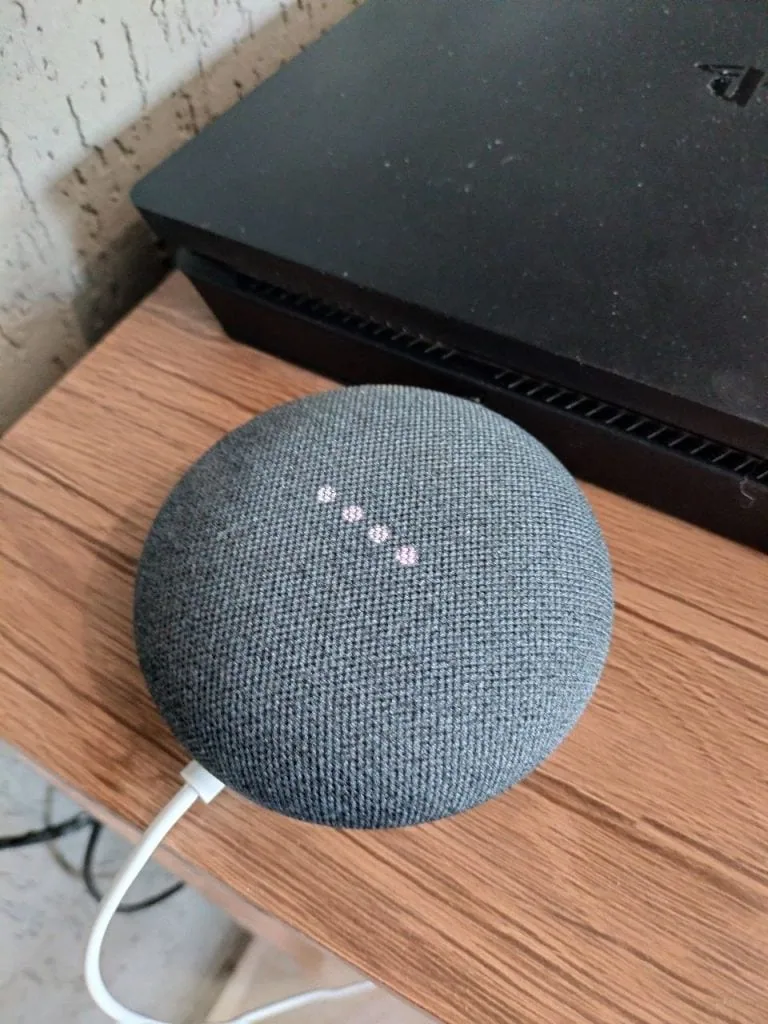 Review: google nest mini compensa pelo ótimo preço de entrada Google nest mini em cima da mesa