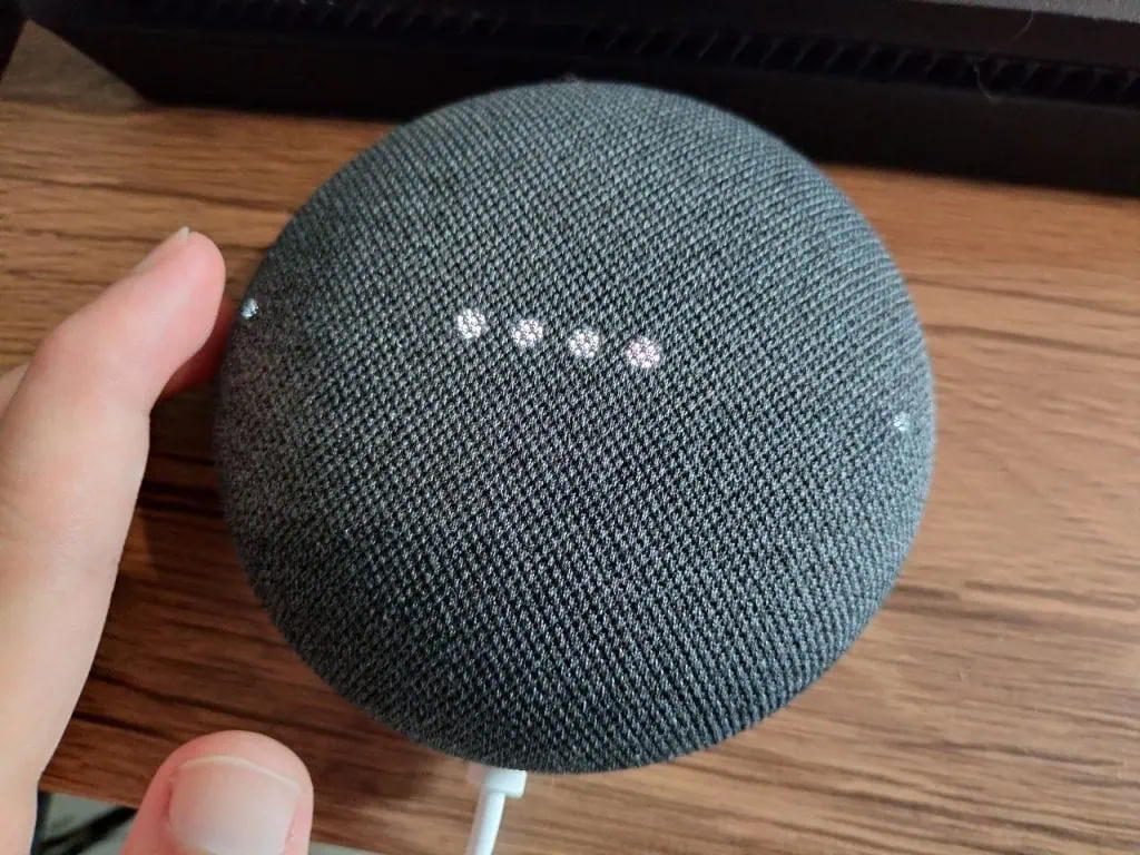 Review: google nest mini compensa pelo ótimo preço de entrada Nest mini com todas as luzes acesas