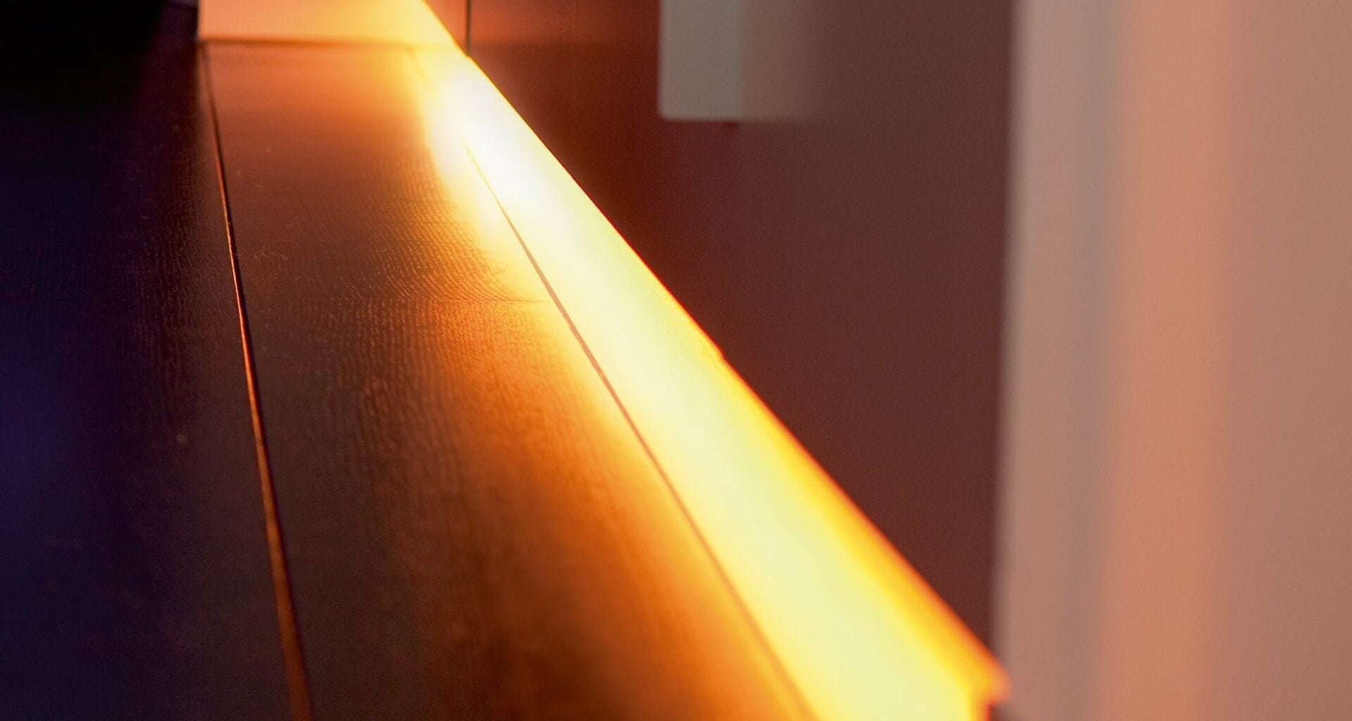 Iluminação de led quente na borda de um móvel moderno, destaque em tecnologia e design de interiores.