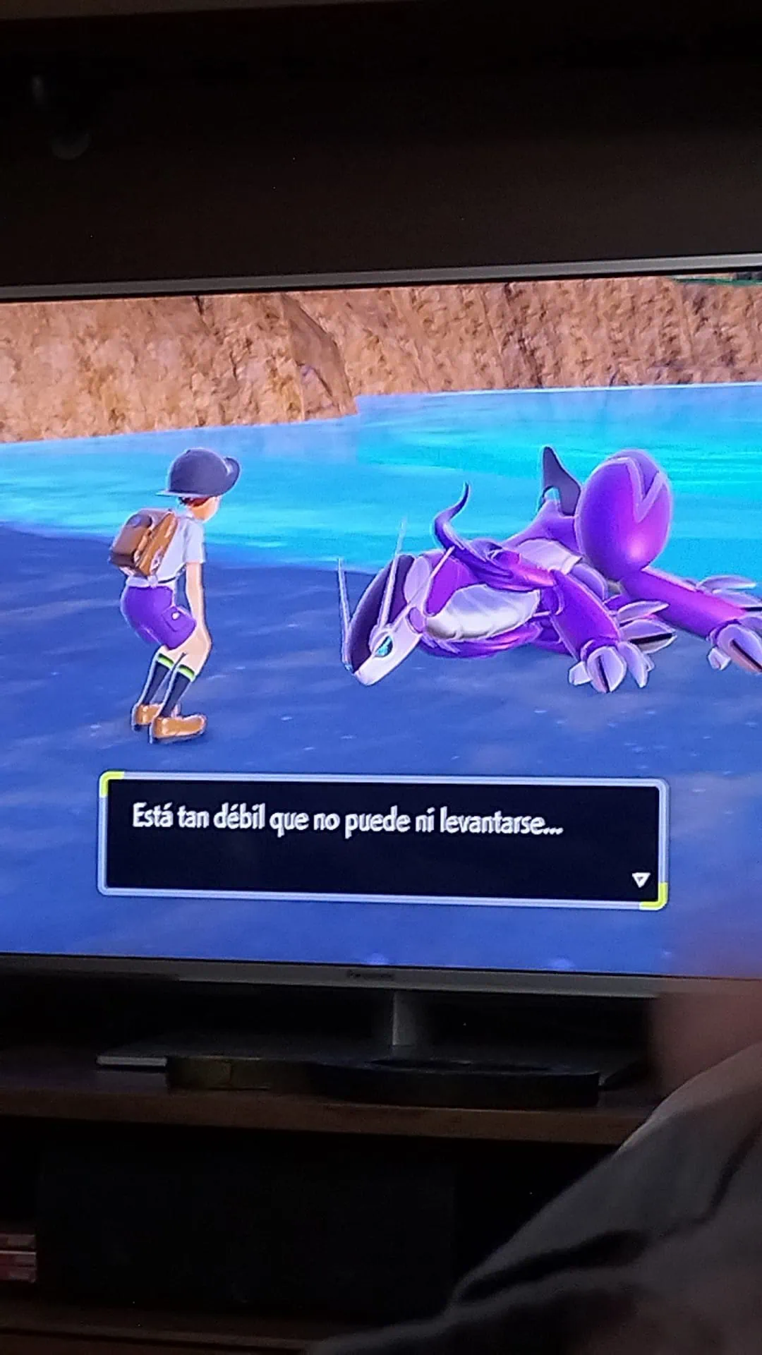 Trailer de pokemon scarlet e violet é anunciado para amanhã Miraidon, lendário de pokémon violet, está caído no chão.