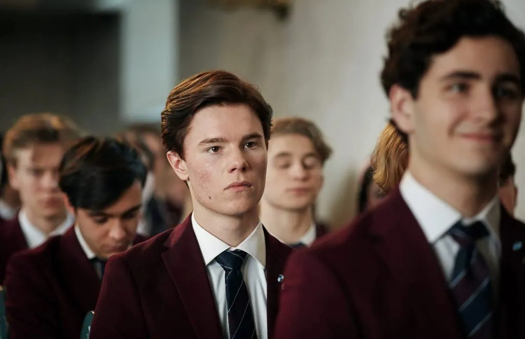 20 séries da netflix que você não pode deixar de assistir Cena de young royals