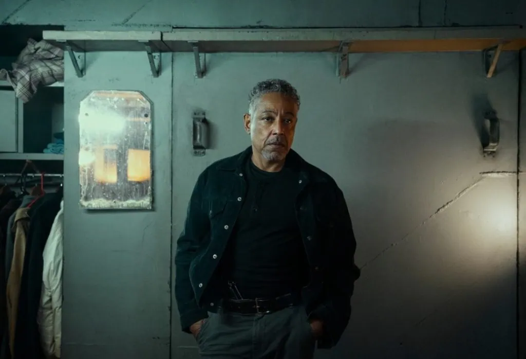 Homem pensativo na série caleidoscópio da netflix, série experimental.