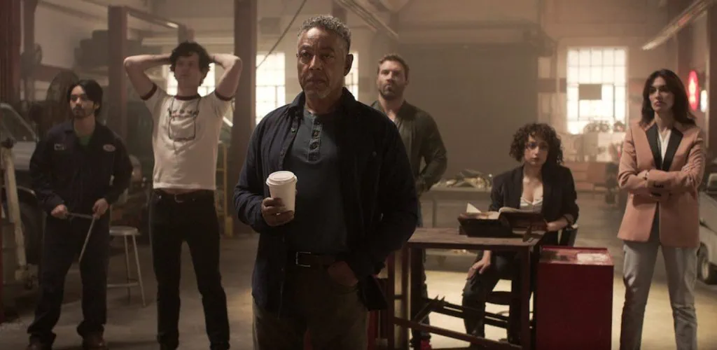 Imagens da nova série caleidoscópio da netflix com elenco diversificado e cenários criativos.