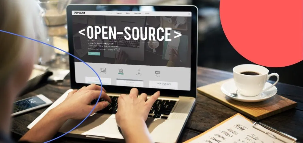 Github fala sobre importância de código aberto (open source) Desenvolvedora trabalhando em projeto de código aberto