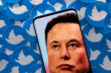 Imagem de um smartphone exibindo elon musk em frente a círculos com o logo do twitter.