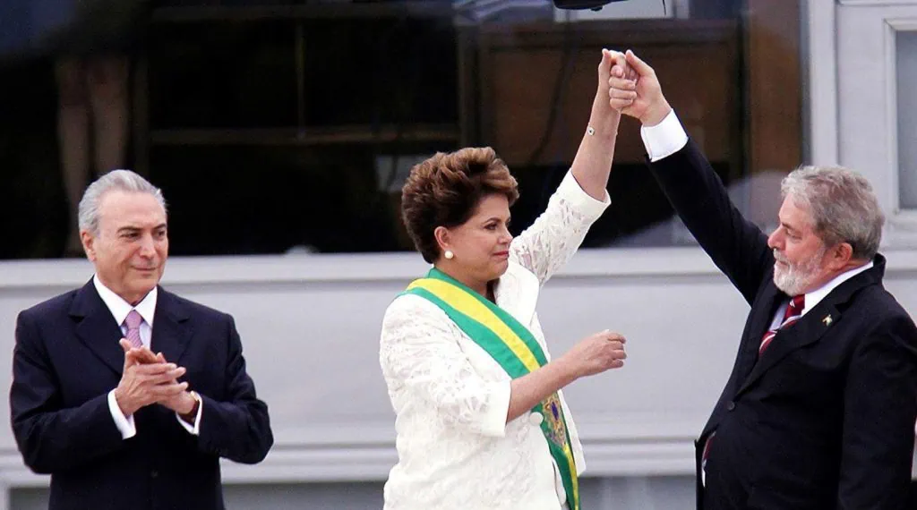 Top 15 filmes brasileiros que você precisa assistir Cena de democracia em vertigem