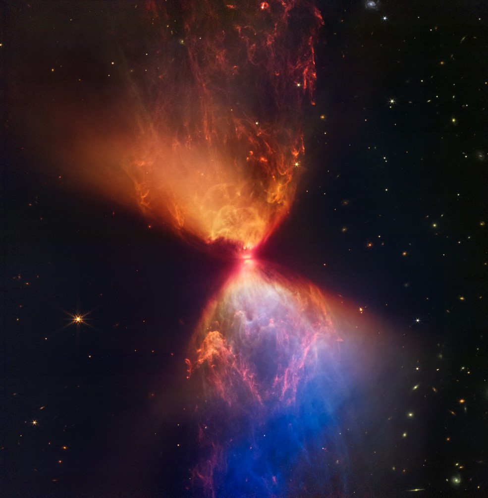 Telescópio James Webb captura formação de estrela em forma de ampulheta. O registro do telescópio James Webb mostra a nuvem negra L1527 com a protoestrela ao centro - formando uma espécie de ampulheta. Veja!