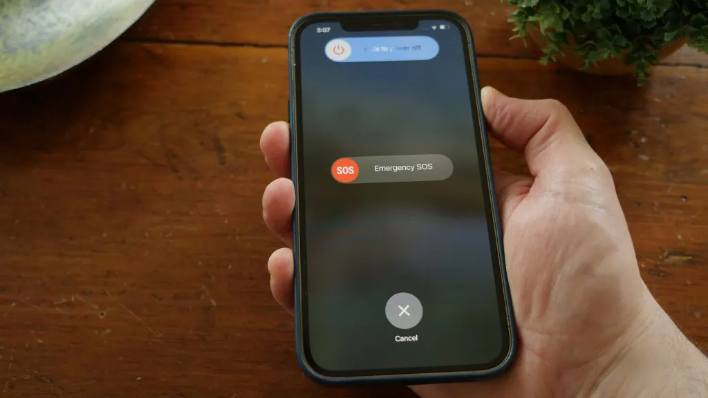 Iphone blev blöt och nu? Se vad du ska göra och vad du inte ska göra Person som stänger av iphone