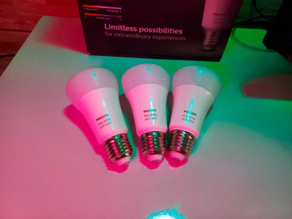 Review: philips hue starter kit, lâmpada inteligente e versátil Philips hue starter kit, três lampadas inteligentes em led rgb que mudam de cor