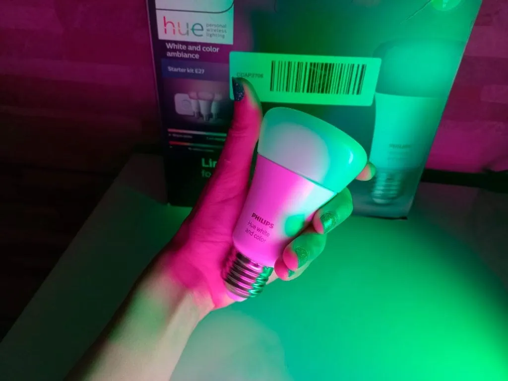 Review: philips hue starter kit, lâmpada inteligente e versátil Detalhe lampada inteligente rgb led inteligente, bocal padrão e27