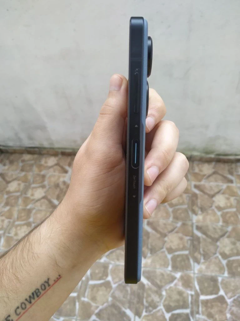 Review: asus zenfone 9 Lateral do zenfone 9 com destaque ao zentouch
