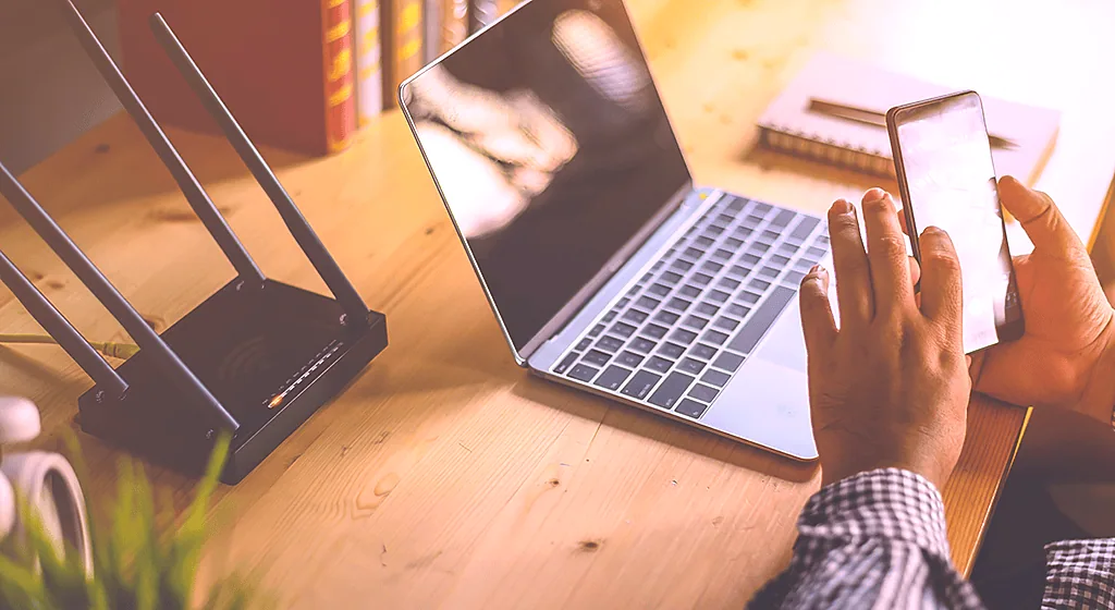 Wi-fi 5 ou wi-fi 6? Entenda as diferenças Homem decidindo se deve comprar roteador com wi-fi 5 ou wi-fi 6