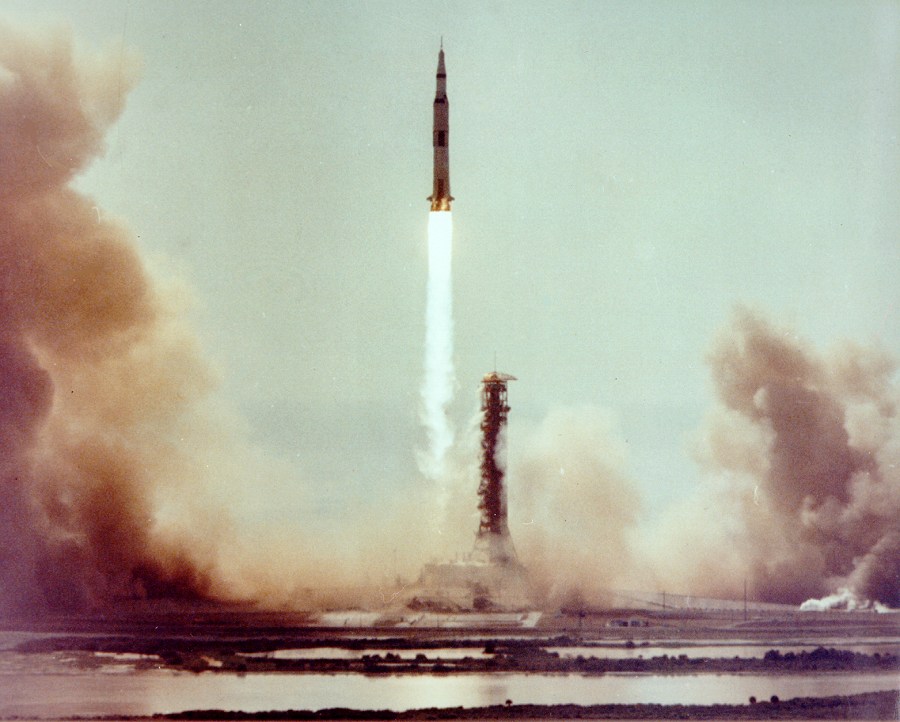 Apollo 11 sendo lançada ao espaço
