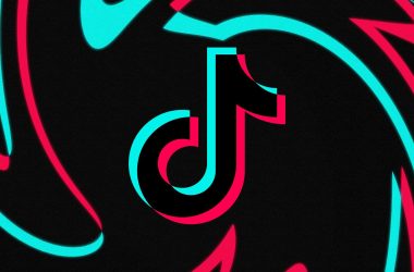Ícone do tiktok com cores neon azul e rosa em fundo preto.