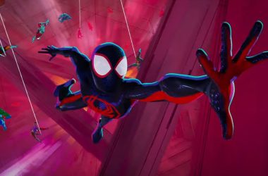 Imagem de homem-aranha em ação com personagens de diferentes versões do aracnídeo em cenário vibrante.