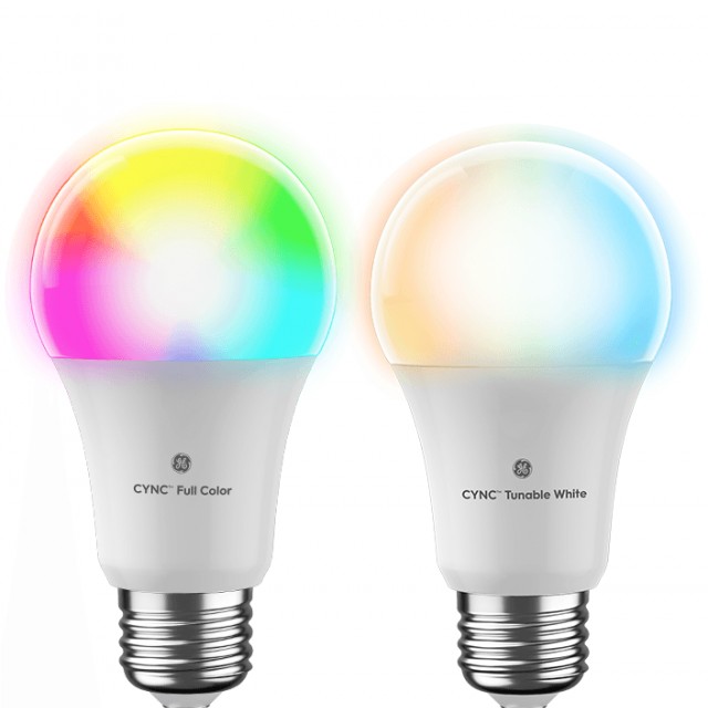 Qual o custo de uma casa conectada do google home? Duas lâmpadas cync do google. As duas tem a base cinza e corpo branco. A da esquerda tem a parte de cima com as cores rosa, vermelho, amarelo, verde e azul em ordem e no meio branco. A da direita tem as cores laranja, azul e branco na parte de cima.