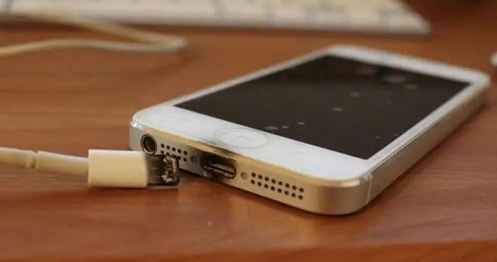 Teve eletrodoméstico queimado por raio? Saiba seus direitos Celular com entrada queimada por conta de curto-circuito