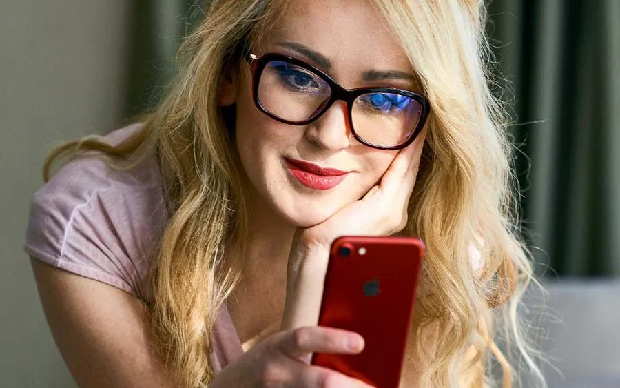 Como comprar internet móvel barata em viagens internacionais? Mulher usando plano de internet móvel no exterior