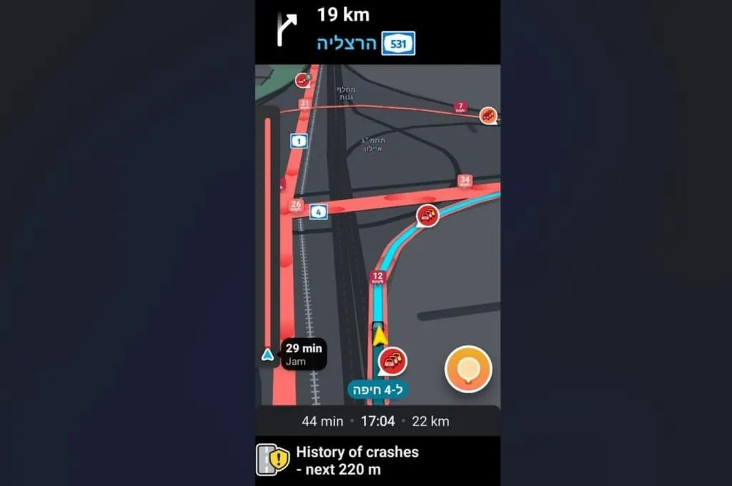 Waze anuncia nova ferramenta para prevenção de acidentes Mapa mostra rodovias em vermelho que estão marcadas como perigosas e a direita pinta em azul possível desvio de rota para motorista viajar com segurança.