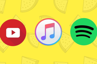 Logos do apple music, youtube music e spotify sobre um fundo amarelo com pizzas
