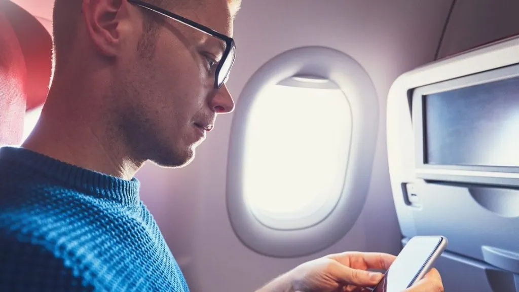 É proibido levar bateria na mala do avião? Entenda as regras Homem fazendo o transporte transporte de baterias eletrônicas no avião