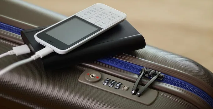 É proibido levar bateria na mala do avião? Entenda as regras Powerbank na mala despachada, recarregando um celular padrão comum