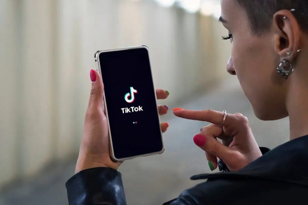 Retrospectiva do tiktok mostra vídeos mais famosos de 2022 Mulher usando tiktok
