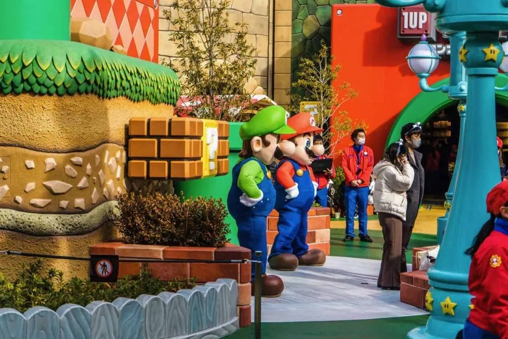 Super Nintendo World ha già una data di apertura negli Stati Uniti Personaggi di Mario e Luigi al Super Nintendo World Amusement Park