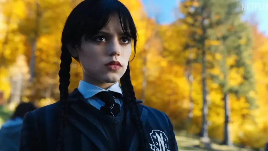 Wandinha: saiba tudo sobre o mais novo sucesso da netflix Wandinha addams usando o uniforme da escola nunca mais em cena da série