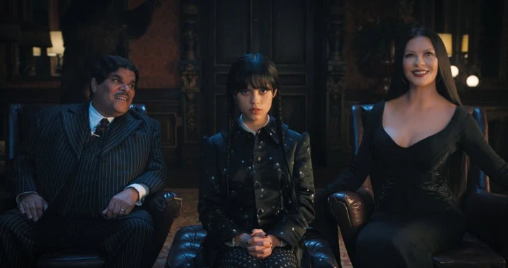 Wandinha: saiba tudo sobre o mais novo sucesso da netflix Wandinha, mortícia e gomez em cena da série