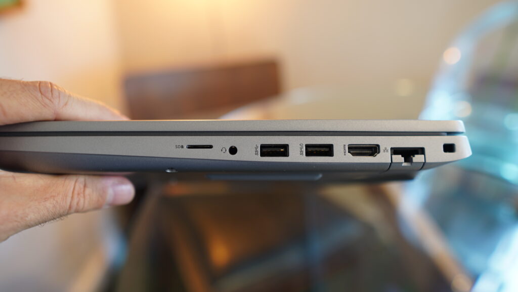 O que é workstation: conheça os benefícios desse pcs para profissionais Workstation dell 3571 foto de lado